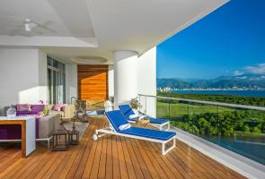 Grand Luxxe Four Bedroom Residence - Balcony